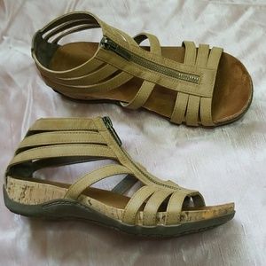 bearpaw gladiator sandals